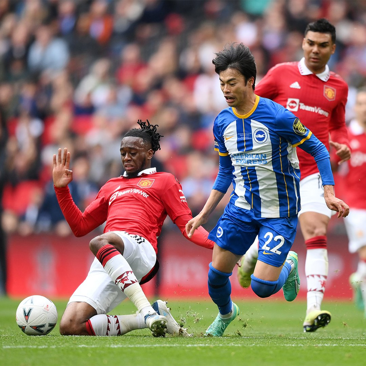 Wan-Bissaka là cầu thủ thường xuyên sử dụng kỹ năng xoạc bóng nghiêng từ phía sau Wan-Bissaka là cầu thủ thường xuyên sử dụng kỹ năng xoạc bóng nghiêng từ phía sau