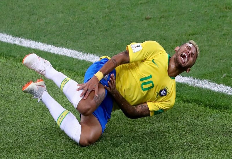 Neymar ăn vạ là những lần Neymar ngã xuống lăn lộn trông rất đau đớn khi bị chạm hoặc va chạm nhẹ với đối thủ