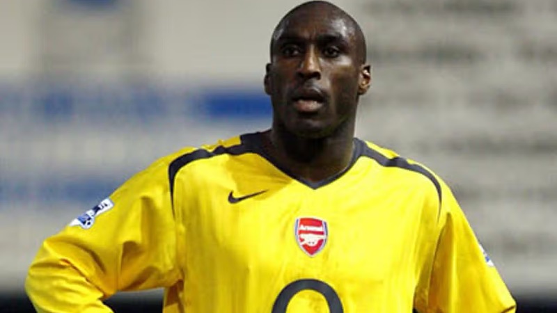 Nhưng cái tên này cũng chơi cho Arsenal và gây tranh cãi rất lớn