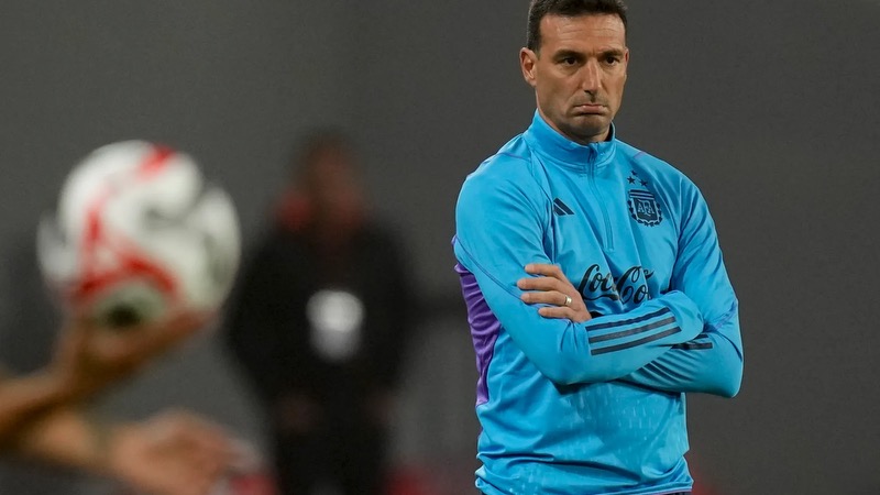 Nhưng sau những thành công là những hoài nghi dành cho huấn luyện viên Lionel Scaloni